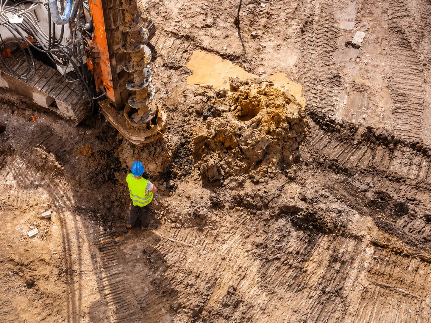 site-servicing-lead-drilling-rig-aerial